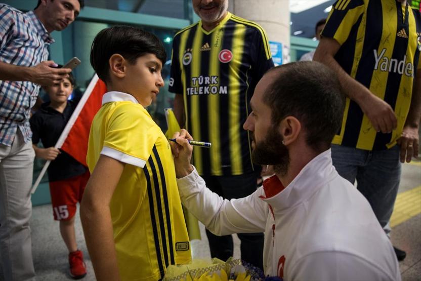 Milli atletler Guliyev ve Escobara coşkulu karşılama