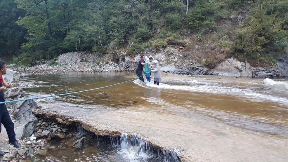 Baraj kapakları açıldı, 17 kişi parkta mahsur kaldı