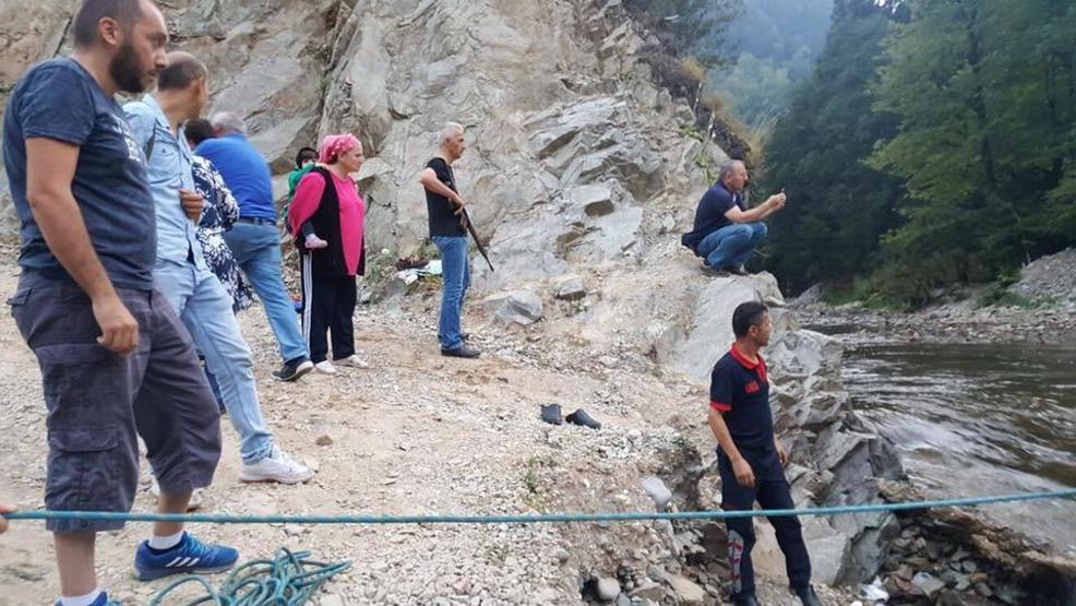 Baraj kapakları açıldı, 17 kişi parkta mahsur kaldı