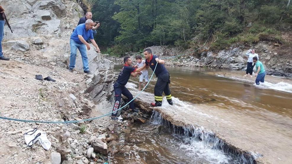 Baraj kapakları açıldı, 17 kişi parkta mahsur kaldı