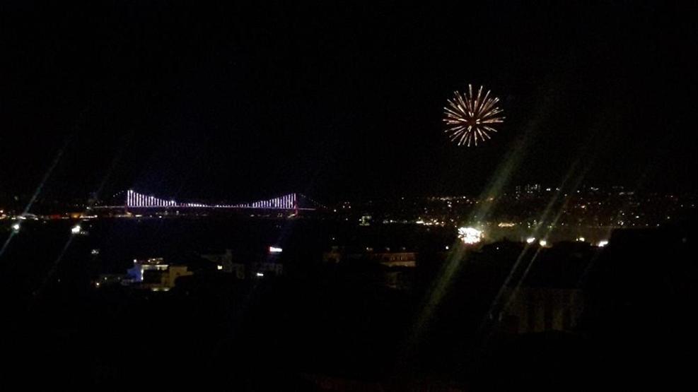 İstanbul Boğazı’nda havai fişek şöleni