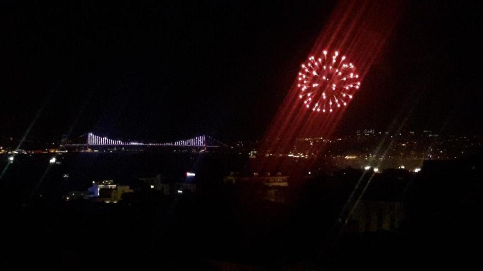 İstanbul Boğazı’nda havai fişek şöleni