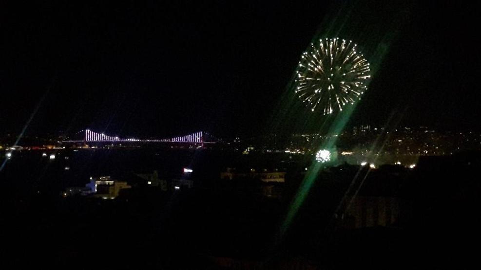 İstanbul Boğazı’nda havai fişek şöleni