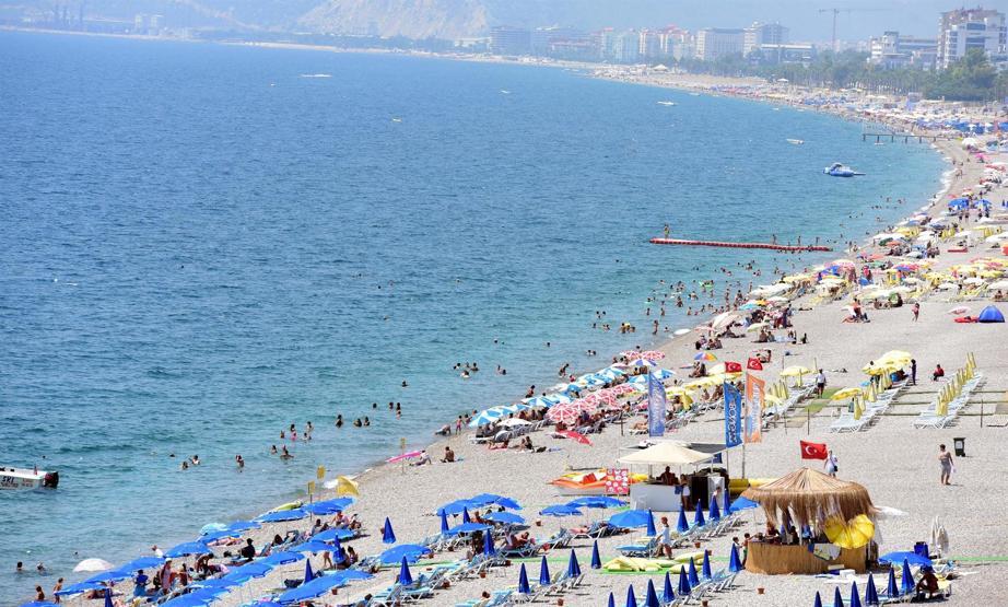 Antalyada sıcaktan bunalanlar su parklarına akın ediyor