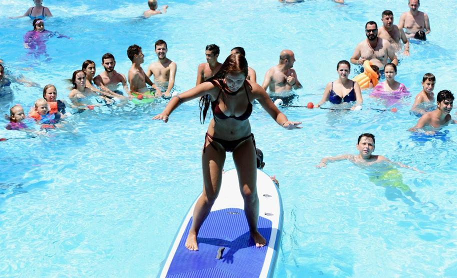 Antalyada sıcaktan bunalanlar su parklarına akın ediyor