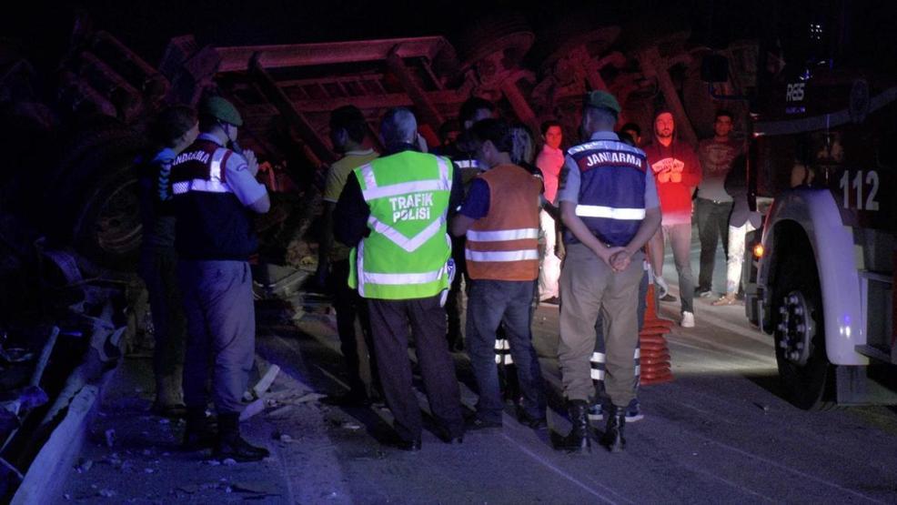 Kaza yapan TIR saatlerce köprüde asılı kaldı