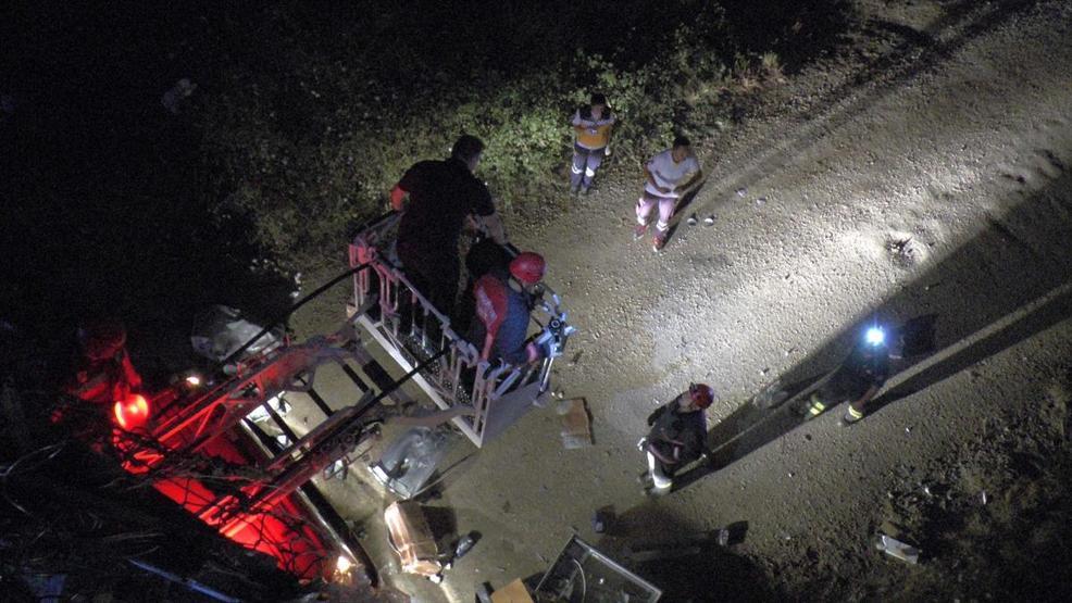 Kaza yapan TIR saatlerce köprüde asılı kaldı