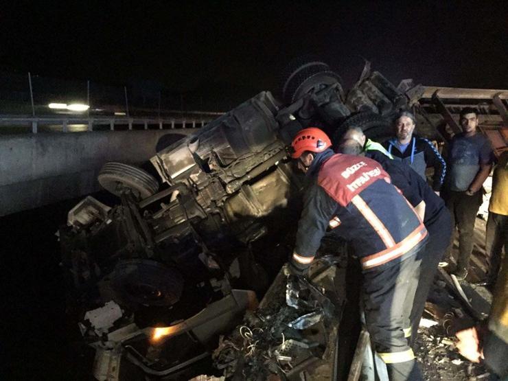 Kaza yapan TIR saatlerce köprüde asılı kaldı