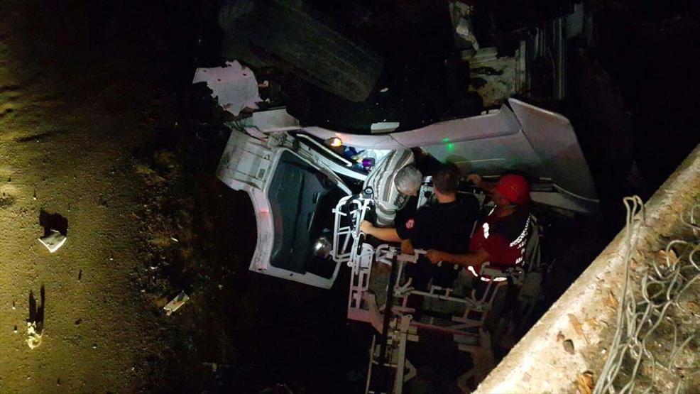Kaza yapan TIR saatlerce köprüde asılı kaldı