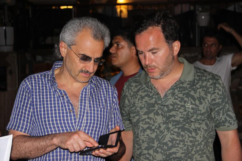 Bodrum sokaklarında koruma ordusuyla gezdi kimse tanımadı