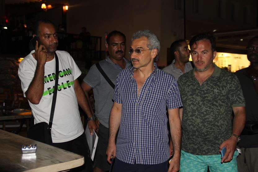 Bodrum sokaklarında koruma ordusuyla gezdi kimse tanımadı