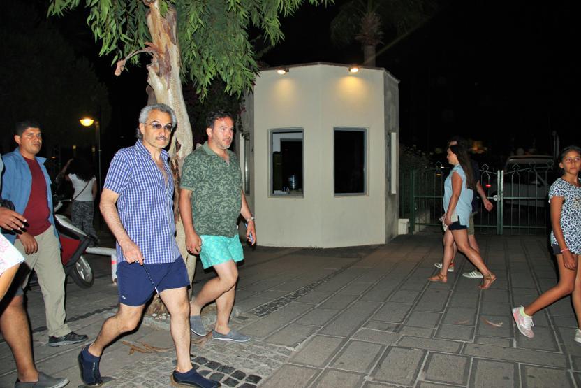 Bodrum sokaklarında koruma ordusuyla gezdi kimse tanımadı