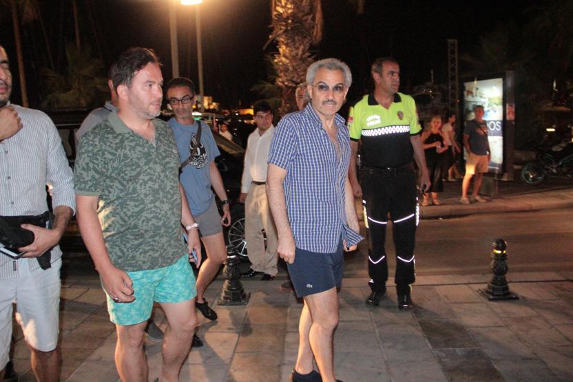 Bodrum sokaklarında koruma ordusuyla gezdi kimse tanımadı