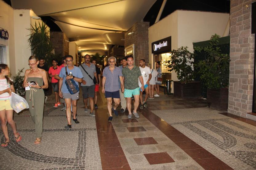 Bodrum sokaklarında koruma ordusuyla gezdi kimse tanımadı