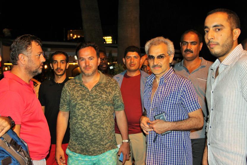 Bodrum sokaklarında koruma ordusuyla gezdi kimse tanımadı