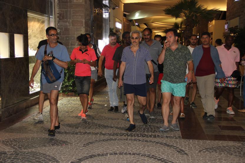 Bodrum sokaklarında koruma ordusuyla gezdi kimse tanımadı