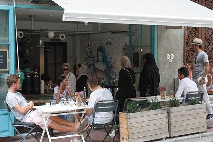 Arap hayranları kafesine akın etti