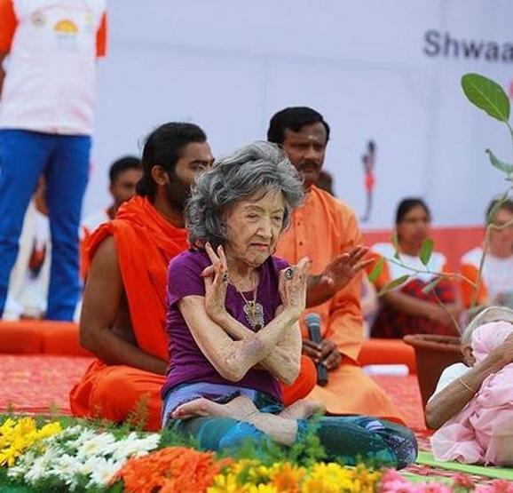 İşte dünyanın en yaşlı yoga eğitmeninden uzun ve sağlıklı yaşamanın sırrı