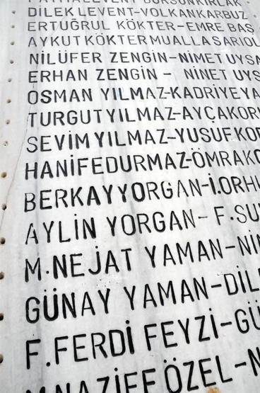 Deprem anıtındaki kirliliğe başkan isyan etti