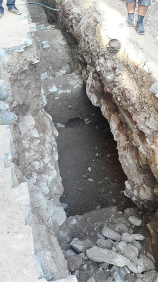 İçme suyu şebekesinden anıt mezar çıktı