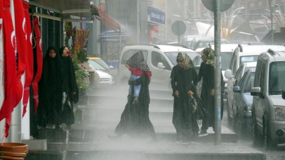 Yarım saatlik sağanak Erzurumda hayatı felç etti