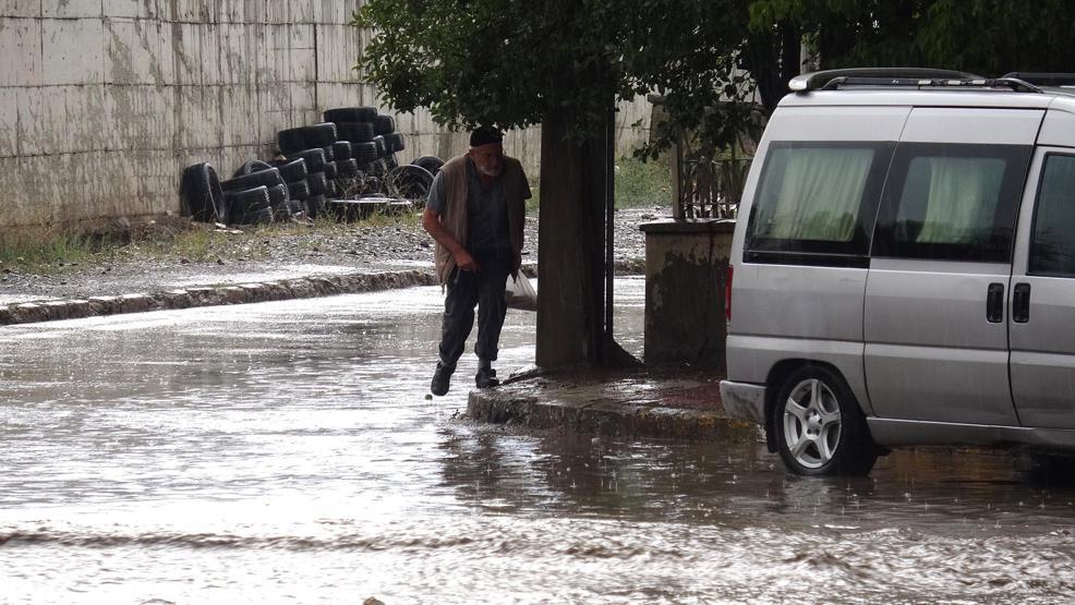 Yarım saatlik sağanak Erzurumda hayatı felç etti