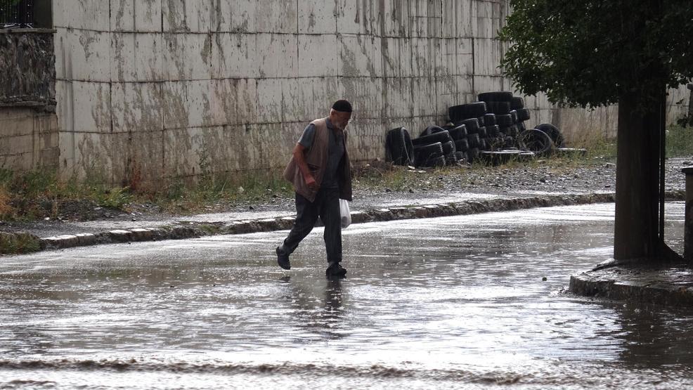 Yarım saatlik sağanak Erzurumda hayatı felç etti