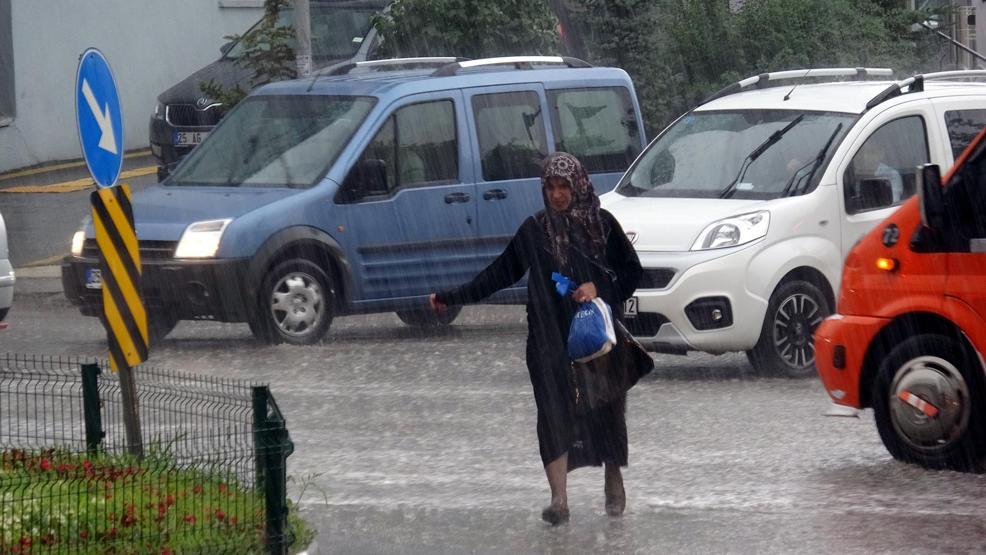 Yarım saatlik sağanak Erzurumda hayatı felç etti