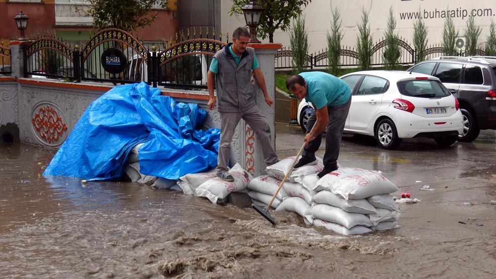 Yarım saatlik sağanak Erzurumda hayatı felç etti