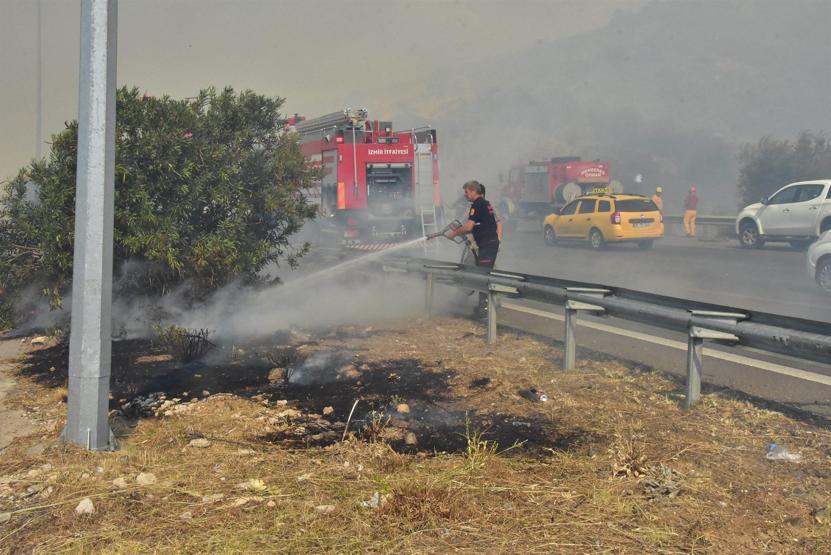 İzmirde korkutan yangın Kontrol altına alındı...