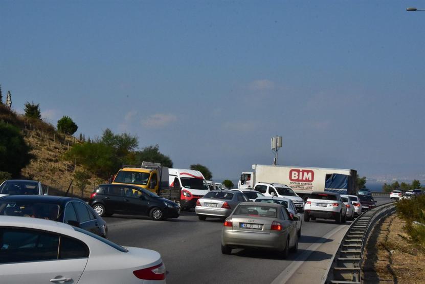 İzmirde korkutan yangın Kontrol altına alındı...