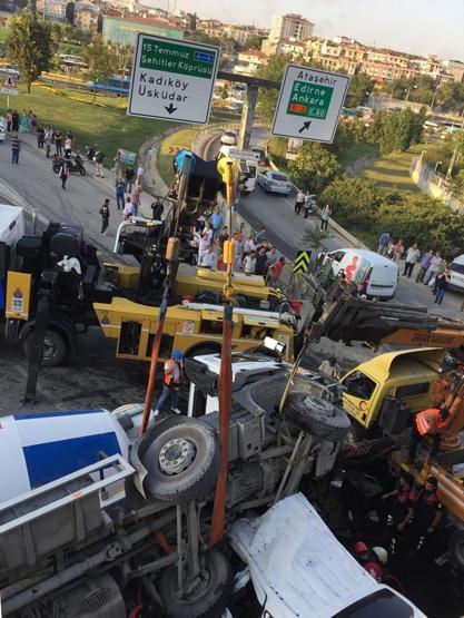 Son dakika... Kadıköyde mikser köprüden aracın üstüne uçtu