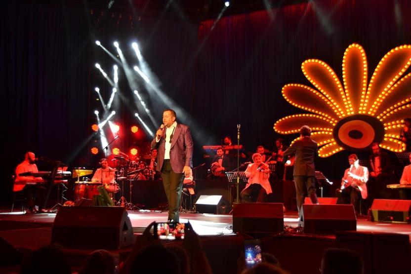 Ata Demirer, hem şarkı söyledi hem güldürdü