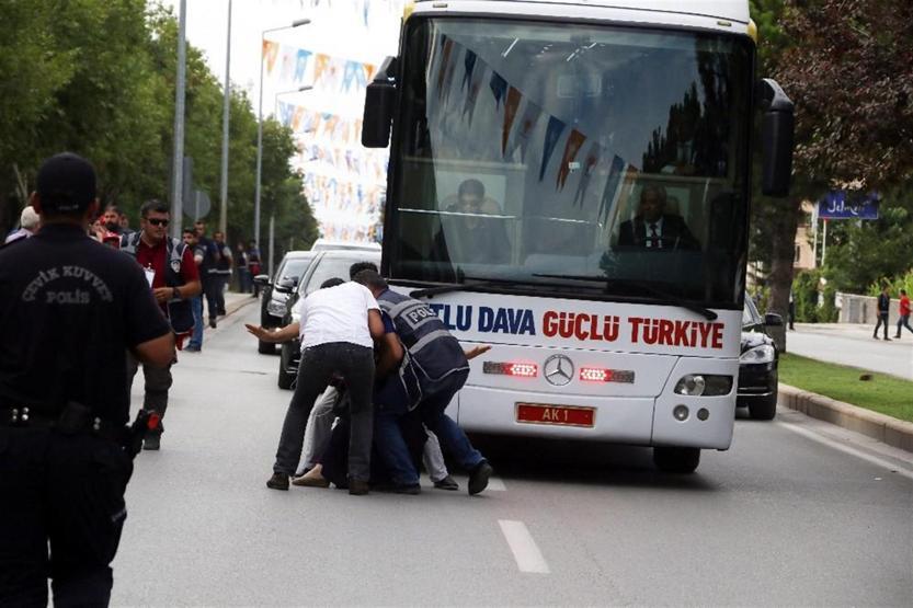 Cumhurbaşkanıyla konuşmak istedi, yanlış otobüsün önüne atladı