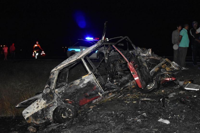 Takla atan otomobil yandı: 1 ölü, 5 yaralı