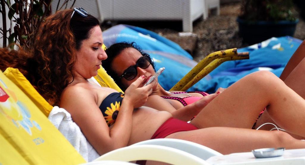 Bodrum sahilleri turist akınına uğruyor