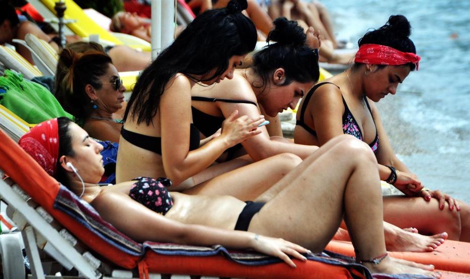 Bodrum sahilleri turist akınına uğruyor