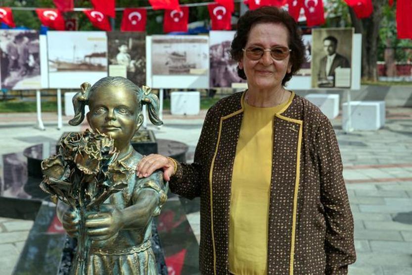 Atatürke çiçek veren kız heykeline saldırı en çok onu üzdü
