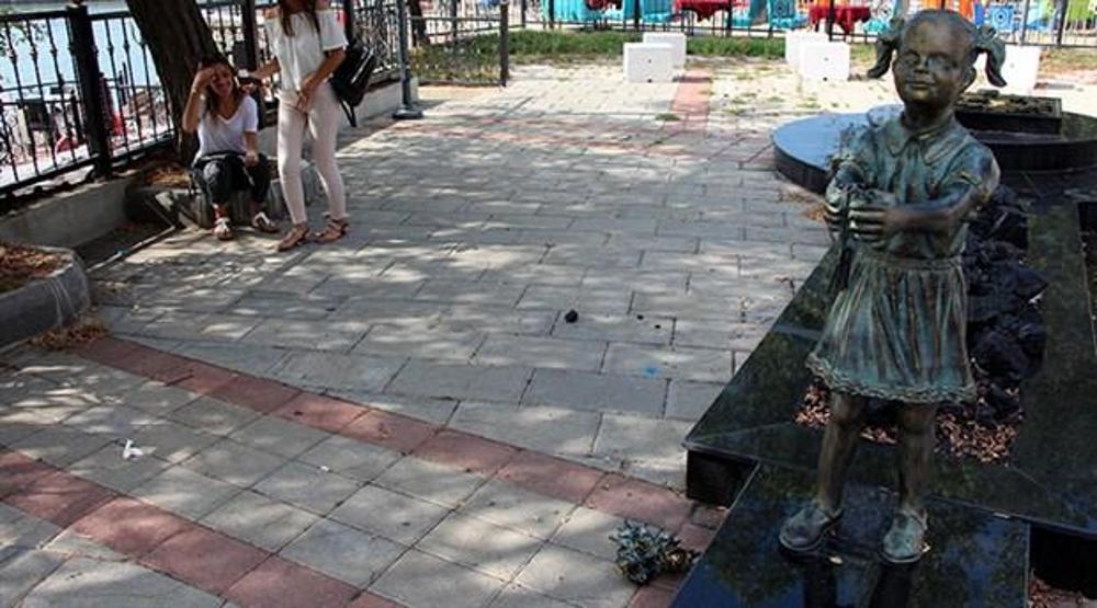 Atatürke çiçek veren kız heykeline saldırı en çok onu üzdü