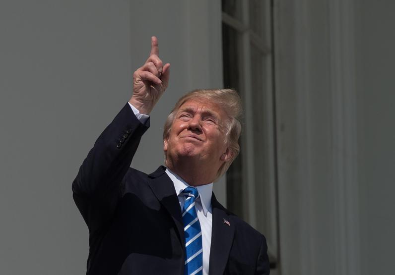 Trumpın güneş tutulması görüntüleri sosyal medyayı salladı