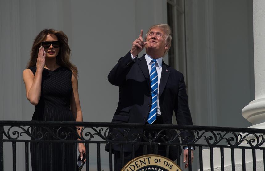 Trumpın güneş tutulması görüntüleri sosyal medyayı salladı