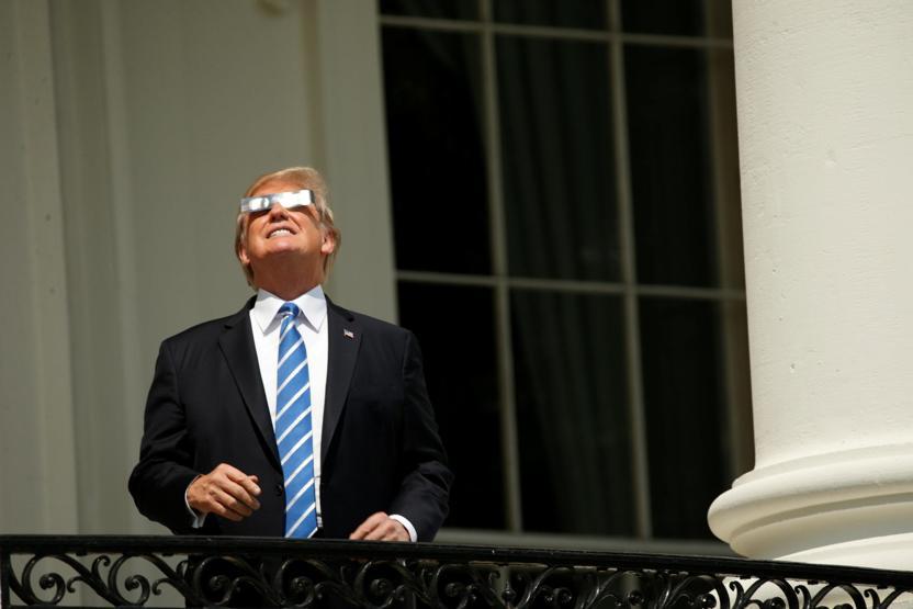 Trumpın güneş tutulması görüntüleri sosyal medyayı salladı