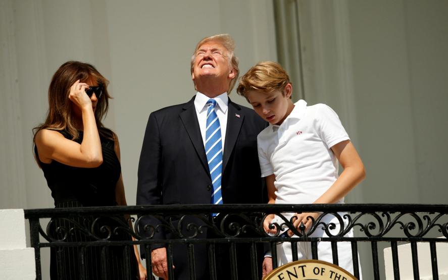 Trumpın güneş tutulması görüntüleri sosyal medyayı salladı