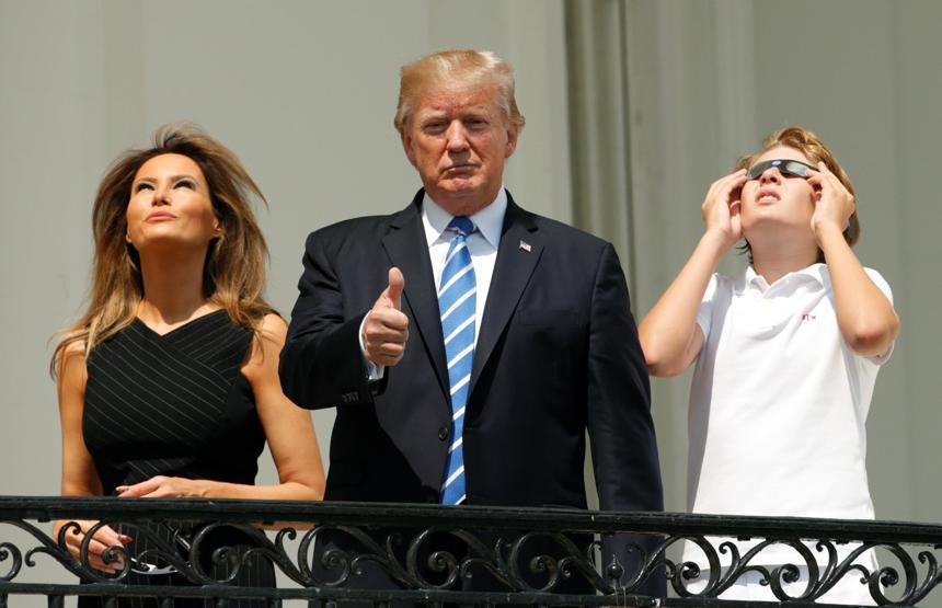 Trumpın güneş tutulması görüntüleri sosyal medyayı salladı