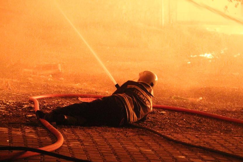 Bingölde boş arazideki keresteler yandı, şehir duman altında kaldı
