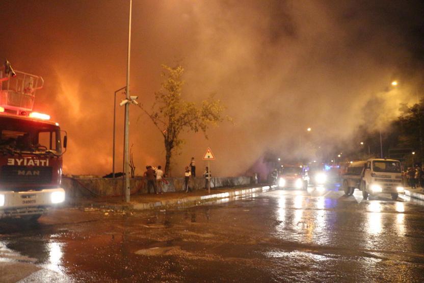 Bingölde boş arazideki keresteler yandı, şehir duman altında kaldı