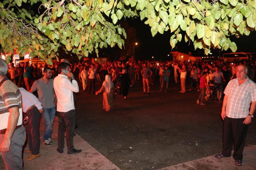 Bingölde boş arazideki keresteler yandı, şehir duman altında kaldı