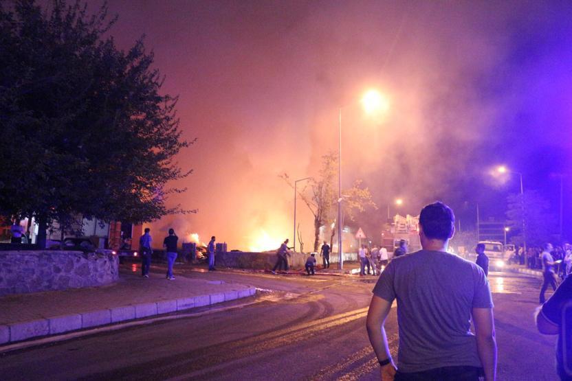 Bingölde boş arazideki keresteler yandı, şehir duman altında kaldı