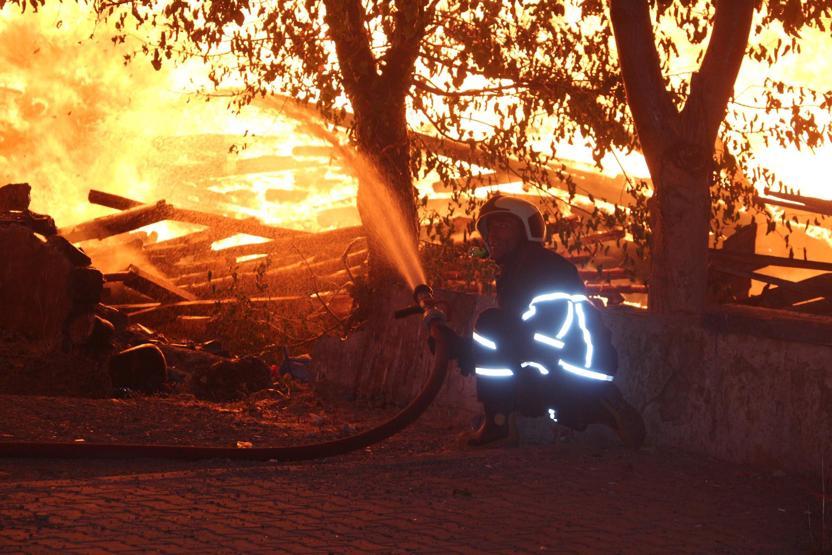 Bingölde boş arazideki keresteler yandı, şehir duman altında kaldı