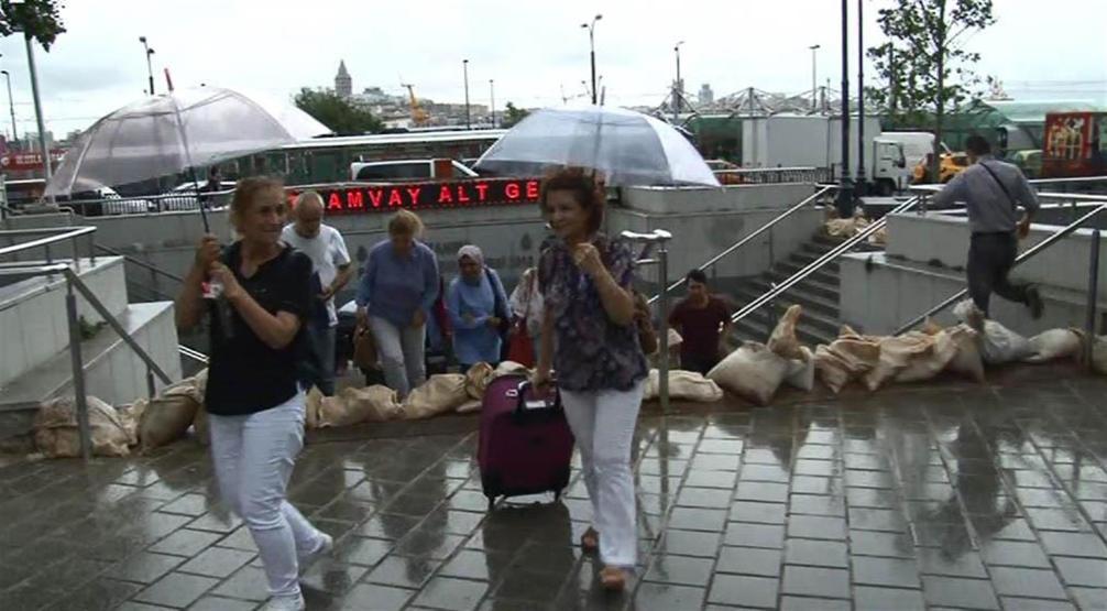 İstanbulda alt geçitlere kum torbasıyla sağanak yağmur önlemi